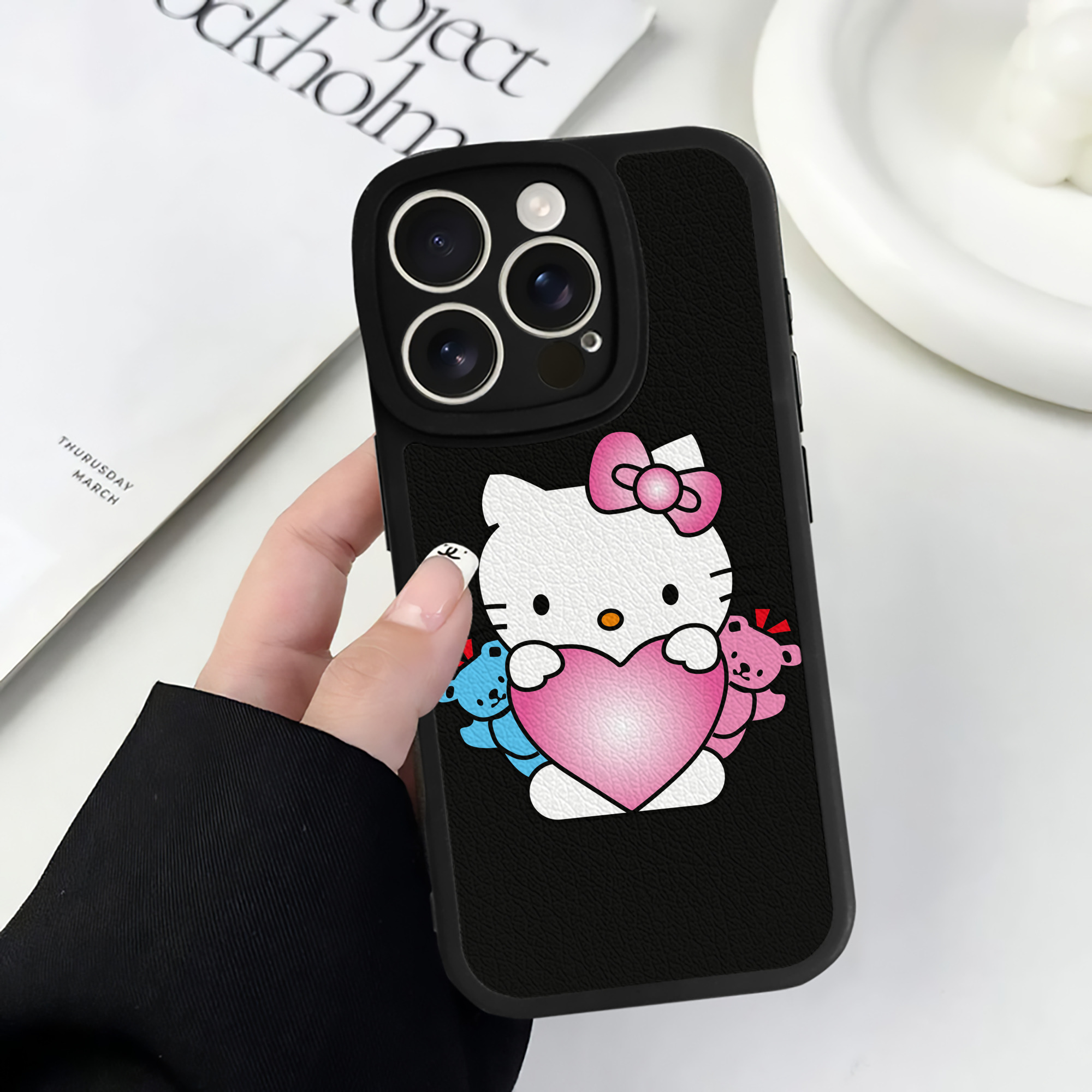 （画像用） Hello Kitty ハローキティ 【iPhone 16シリーズ対応】シリコンスマホケース（レザー調） 材質：シリコン